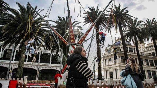 El buen tiempo animó a muchos niños coruñeses a estrenar por las calles los obsequios de Navidad