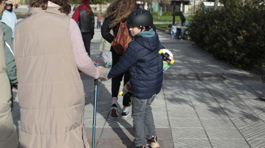El buen tiempo animó a muchos niños coruñeses a estrenar por las calles los obsequios de Navidad