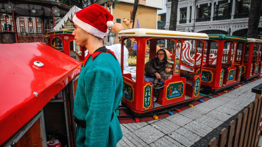 El buen tiempo animó a muchos niños coruñeses a estrenar por las calles los obsequios de Navidad