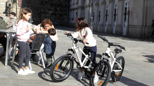 El buen tiempo animó a muchos niños coruñeses a estrenar por las calles los obsequios de Navidad