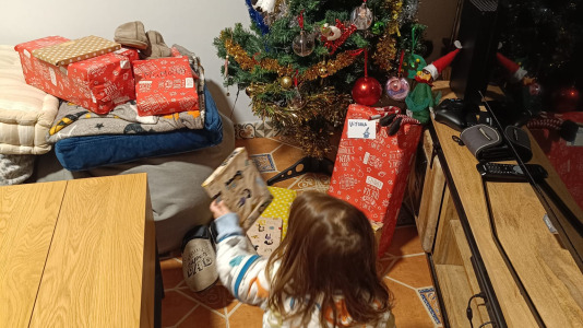 Papá Noel se pasó de madrugada por las casas de los niños de A Coruña y su área para dejarles regalos pedidos en sus cartas e, incluso, alguna sorpresa