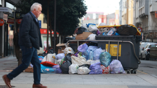 Los contenedores de la ciudad amanecieron repletos de los restos de las cenas de Nochebuena y de los papeles de regalo y los embalajes de los obsequios dejados por Papá Noel