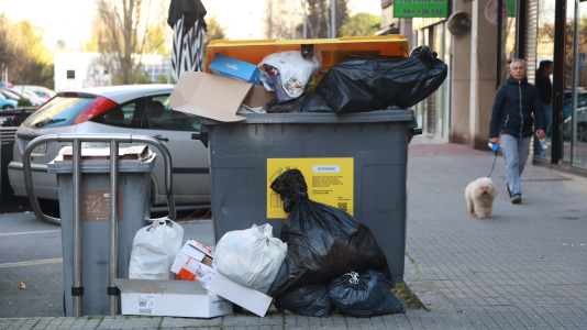 Los contenedores de la ciudad amanecieron repletos de los restos de las cenas de Nochebuena y de los papeles de regalo y los embalajes de los obsequios dejados por Papá Noel