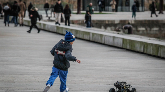 El buen tiempo animó a muchos niños coruñeses a estrenar por las calles los obsequios de Navidad