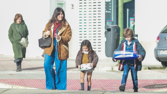 El buen tiempo de este día de Navidad lleva a muchos niños a estrenar sus regalos de Papá Noel en las calles coruñesas