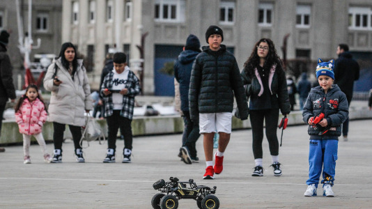 El buen tiempo animó a muchos niños coruñeses a estrenar por las calles los obsequios de Navidad