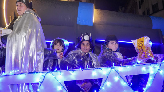 El paso de la Cabalgata llena de ilusión las calles de A Coruña