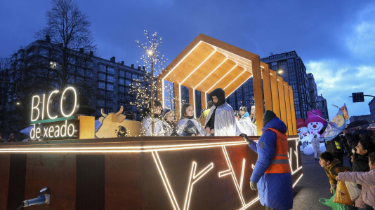 El paso de la Cabalgata llena de ilusión las calles de A Coruña