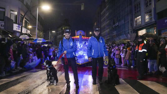 El paso de la Cabalgata llena de ilusión las calles de A Coruña