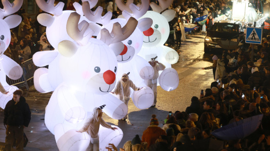 El paso de la Cabalgata llena de ilusión las calles de A Coruña