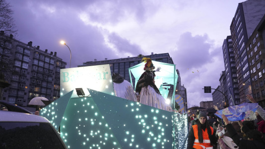 El paso de la Cabalgata llena de ilusión las calles de A Coruña