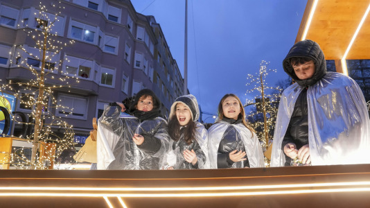 El paso de la Cabalgata llena de ilusión las calles de A Coruña