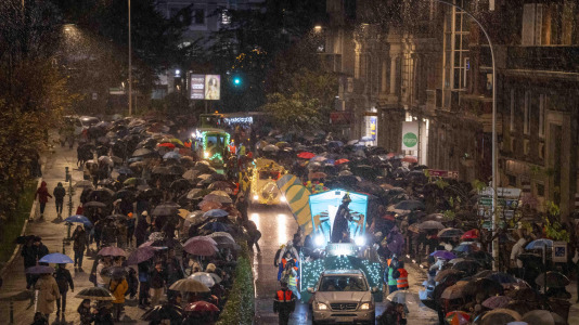 El paso de la Cabalgata llena de ilusión las calles de A Coruña