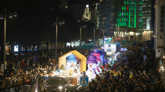 El paso de la Cabalgata llena de ilusión las calles de A Coruña