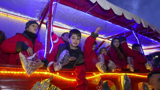 El paso de la Cabalgata llena de ilusión las calles de A Coruña