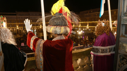 El paso de la Cabalgata llena de ilusión las calles de A Coruña