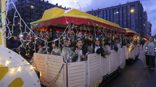 El paso de la Cabalgata llena de ilusión las calles de A Coruña