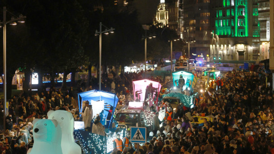 El paso de la Cabalgata llena de ilusión las calles de A Coruña