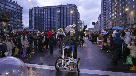 El paso de la Cabalgata llena de ilusión las calles de A Coruña
