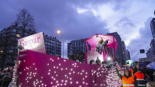 El paso de la Cabalgata llena de ilusión las calles de A Coruña