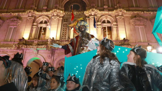 El paso de la Cabalgata llena de ilusión las calles de A Coruña