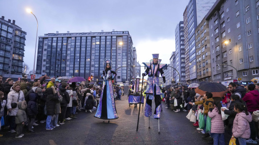 El paso de la Cabalgata llena de ilusión las calles de A Coruña