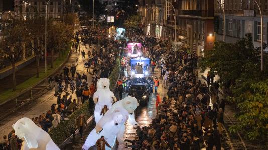 El paso de la Cabalgata llena de ilusión las calles de A Coruña