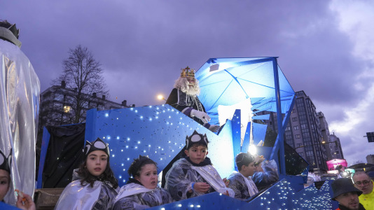 El paso de la Cabalgata llena de ilusión las calles de A Coruña