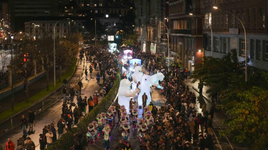 El paso de la Cabalgata llena de ilusión las calles de A Coruña