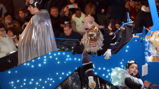 El paso de la Cabalgata llena de ilusión las calles de A Coruña