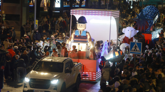 El paso de la Cabalgata llena de ilusión las calles de A Coruña