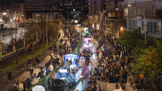 El paso de la Cabalgata llena de ilusión las calles de A Coruña