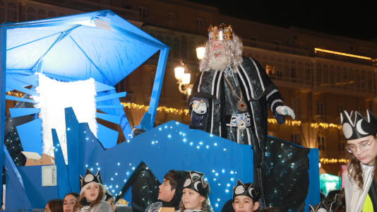 El paso de la Cabalgata llena de ilusión las calles de A Coruña