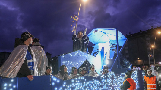 El paso de la Cabalgata llena de ilusión las calles de A Coruña