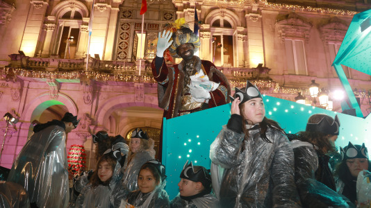 El paso de la Cabalgata llena de ilusión las calles de A Coruña