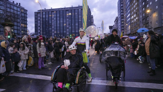 El paso de la Cabalgata llena de ilusión las calles de A Coruña