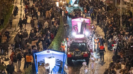 El paso de la Cabalgata llena de ilusión las calles de A Coruña