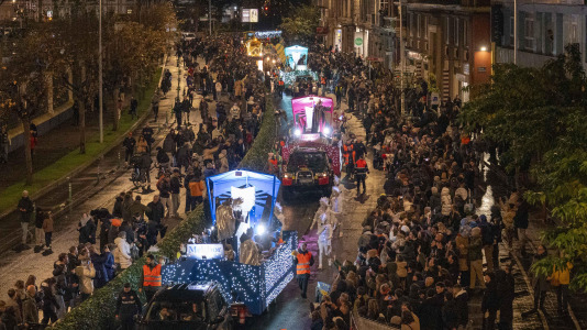 El paso de la Cabalgata llena de ilusión las calles de A Coruña