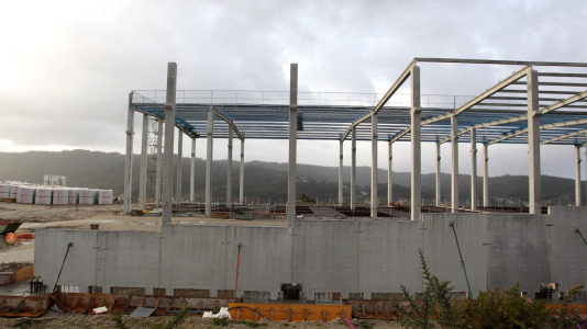 Los trabajos avanzan y ya se puede contemplar cómo es el esqueleto y el tamaño de esta factoría, que tiene de vecina a la fábrica de Estrella Galicia