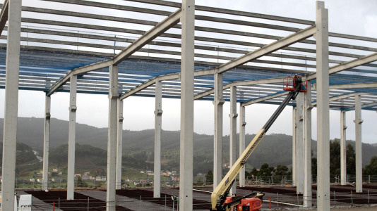 Los trabajos avanzan y ya se puede contemplar cómo es el esqueleto y el tamaño de esta factoría, que tiene de vecina a la fábrica de Estrella Galicia