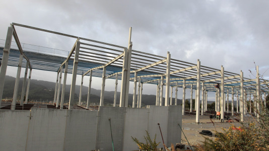 Los trabajos avanzan y ya se puede contemplar cómo es el esqueleto y el tamaño de esta factoría, que tiene de vecina a la fábrica de Estrella Galicia