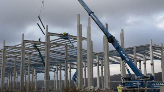 Los trabajos avanzan y ya se puede contemplar cómo es el esqueleto y el tamaño de esta factoría, que tiene de vecina a la fábrica de Estrella Galicia