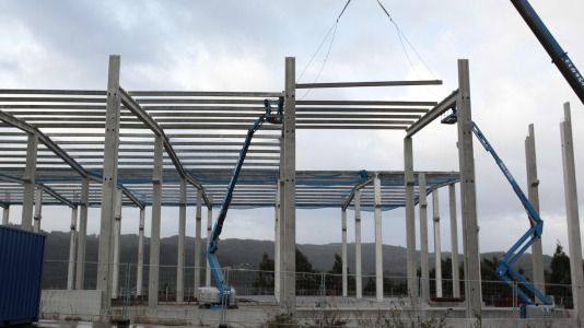Los trabajos avanzan y ya se puede contemplar cómo es el esqueleto y el tamaño de esta factoría, que tiene de vecina a la fábrica de Estrella Galicia
