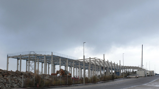 Los trabajos avanzan y ya se puede contemplar cómo es el esqueleto y el tamaño de esta factoría, que tiene de vecina a la fábrica de Estrella Galicia