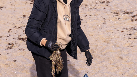 Una decena de personas acudieron a la llamada a la acción ecológica de un coruñés de 21 años 