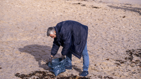Una decena de personas acudieron a la llamada a la acción ecológica de un coruñés de 21 años 
