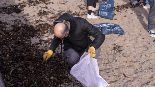 Una decena de personas acudieron a la llamada a la acción ecológica de un coruñés de 21 años 
