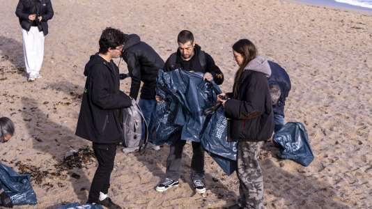 Una decena de personas acudieron a la llamada a la acción ecológica de un coruñés de 21 años 