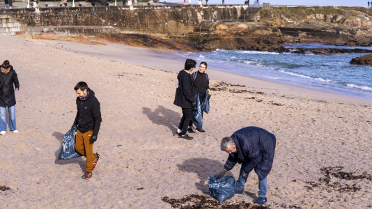 Una decena de personas acudieron a la llamada a la acción ecológica de un coruñés de 21 años 