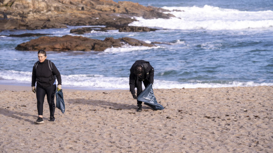 Una decena de personas acudieron a la llamada a la acción ecológica de un coruñés de 21 años 